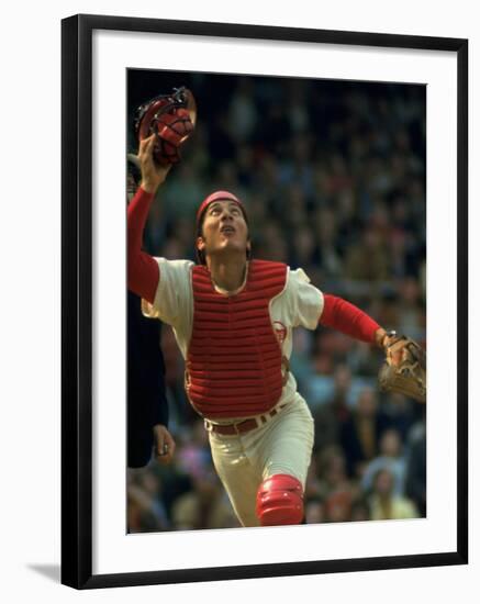 Cincinnati Reds Catcher Johnny Bench Catching Pop Fly During Game Against San Francisco Giants-John Dominis-Framed Premium Photographic Print