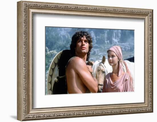 CLASH OF THE TITANS, 1981 directed by DESMOND DAVIS Harry Hamlin and Judi Bowker (photo)-null-Framed Photo