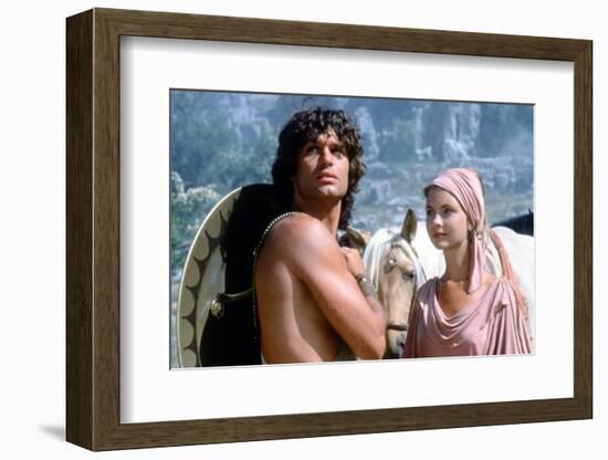 CLASH OF THE TITANS, 1981 directed by DESMOND DAVIS Harry Hamlin and Judi Bowker (photo)-null-Framed Photo