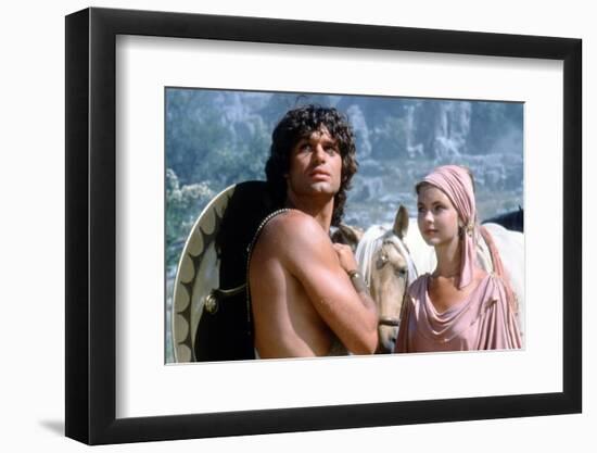 CLASH OF THE TITANS, 1981 directed by DESMOND DAVIS Harry Hamlin and Judi Bowker (photo)-null-Framed Photo