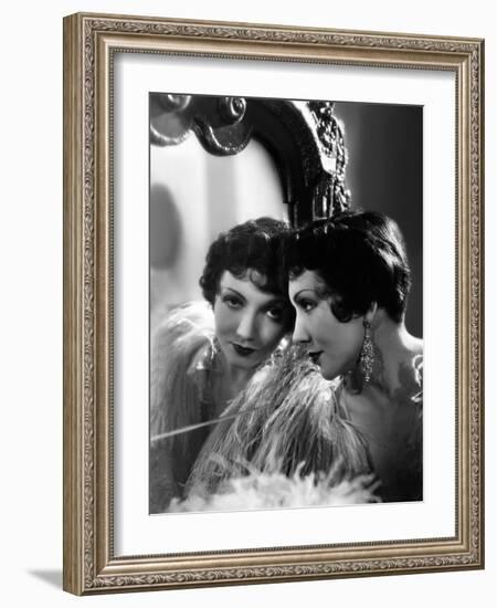 Claudette Colbert en, 1932 (photo)-null-Framed Photo