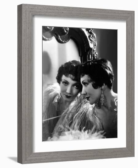 Claudette Colbert en, 1932 (photo)-null-Framed Photo