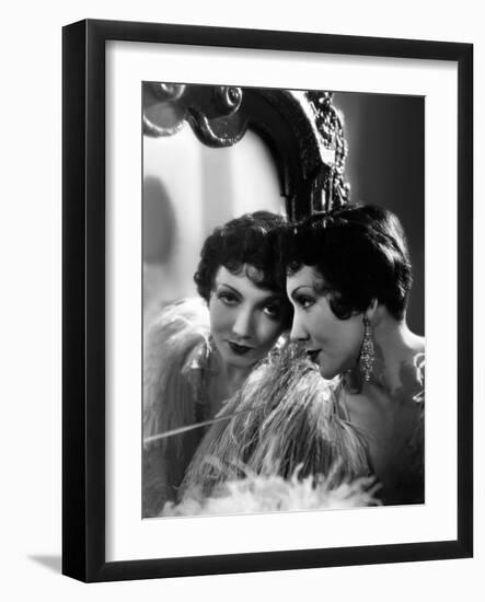 Claudette Colbert en, 1932 (photo)-null-Framed Photo