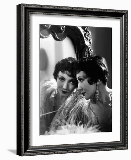 Claudette Colbert en, 1932 (photo)-null-Framed Photo