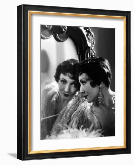 Claudette Colbert en, 1932 (photo)-null-Framed Photo