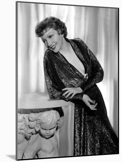 Claudette Colbert en, 1935 (b/w photo)-null-Mounted Photo