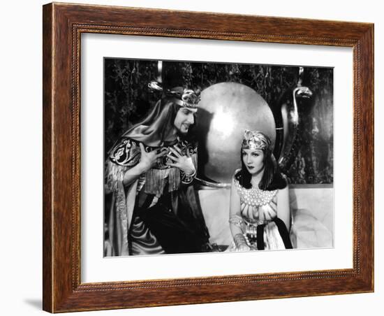 CLEOPATRA, 1934 directed by CECIL BeMILLE Claudette Colbert (b/w photo)-null-Framed Photo