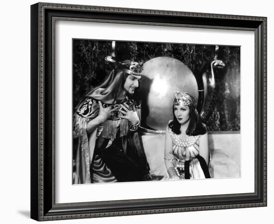 CLEOPATRA, 1934 directed by CECIL BeMILLE Claudette Colbert (b/w photo)-null-Framed Photo