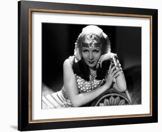 CLEOPATRA, 1934 directed by CECIL BeMILLE Claudette Colbert (b/w photo)-null-Framed Photo