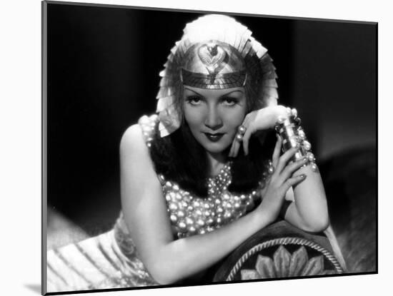 CLEOPATRA, 1934 directed by CECIL BeMILLE Claudette Colbert (b/w photo)-null-Mounted Photo