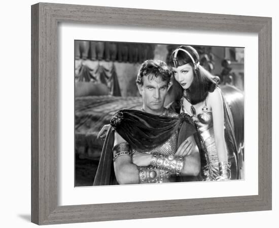 CLEOPATRA, 1934 directed by CECIL BeMILLE Henry Wilcoxon and Claudette Colbert (b/w photo)-null-Framed Photo