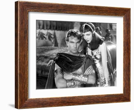 CLEOPATRA, 1934 directed by CECIL BeMILLE Henry Wilcoxon and Claudette Colbert (b/w photo)-null-Framed Photo