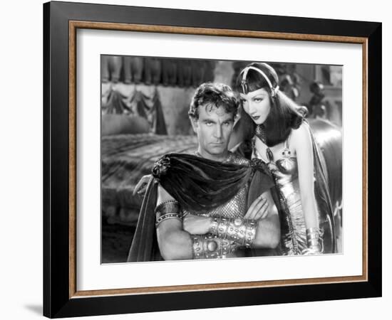 CLEOPATRA, 1934 directed by CECIL BeMILLE Henry Wilcoxon and Claudette Colbert (b/w photo)-null-Framed Photo