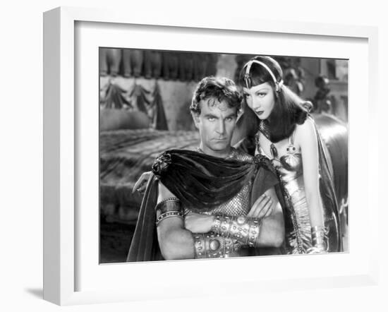 CLEOPATRA, 1934 directed by CECIL BeMILLE Henry Wilcoxon and Claudette Colbert (b/w photo)-null-Framed Photo