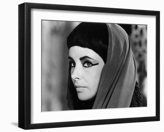 CLEOPATRA, 1963 directed by JOSEPH L. MANKIEWICZ Elizabeth Taylor (b/w photo)-null-Framed Photo