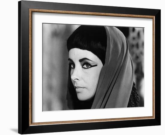 CLEOPATRA, 1963 directed by JOSEPH L. MANKIEWICZ Elizabeth Taylor (b/w photo)-null-Framed Photo