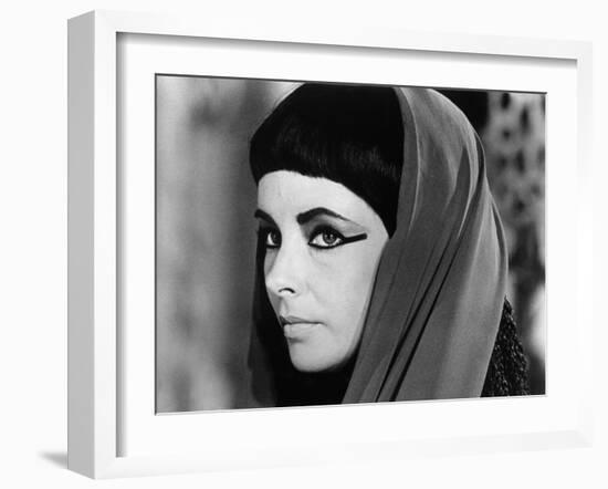 CLEOPATRA, 1963 directed by JOSEPH L. MANKIEWICZ Elizabeth Taylor (b/w photo)--Framed Photo