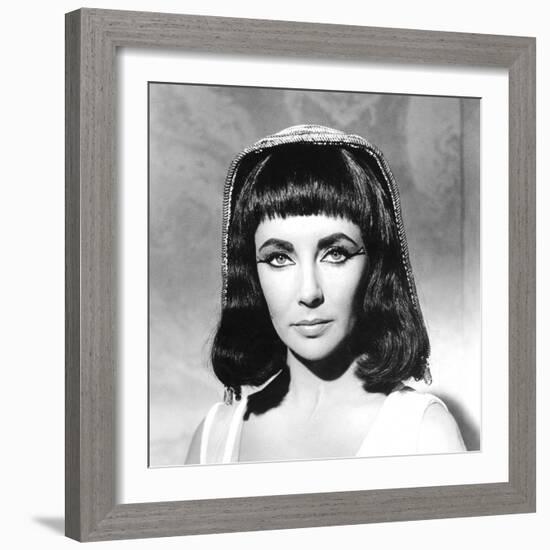 CLEOPATRA, 1963 directed by JOSEPH L. MANKIEWICZ Elizabeth Taylor (b/w photo)-null-Framed Photo