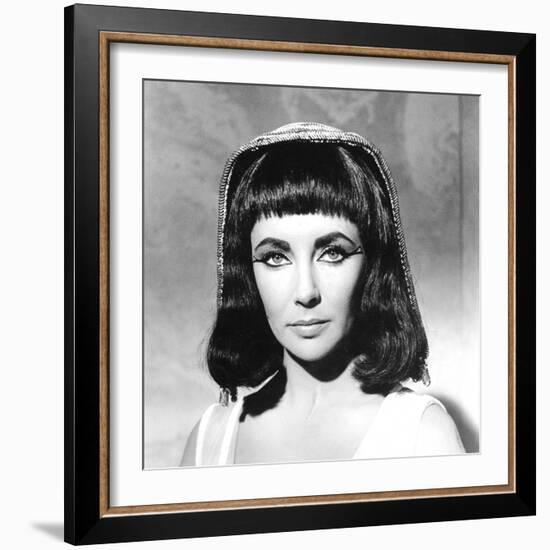 CLEOPATRA, 1963 directed by JOSEPH L. MANKIEWICZ Elizabeth Taylor (b/w photo)-null-Framed Photo