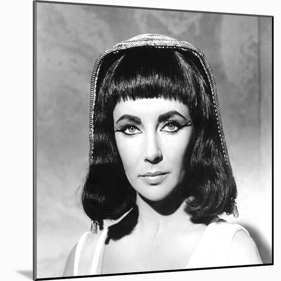 CLEOPATRA, 1963 directed by JOSEPH L. MANKIEWICZ Elizabeth Taylor (b/w photo)-null-Mounted Photo