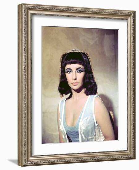 CLEOPATRA, 1963 directed by JOSEPH L. MANKIEWICZ Elizabeth Taylor (photo)-null-Framed Photo