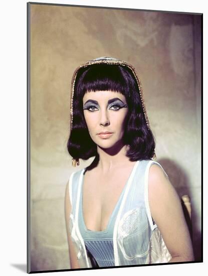 CLEOPATRA, 1963 directed by JOSEPH L. MANKIEWICZ Elizabeth Taylor (photo)-null-Mounted Photo