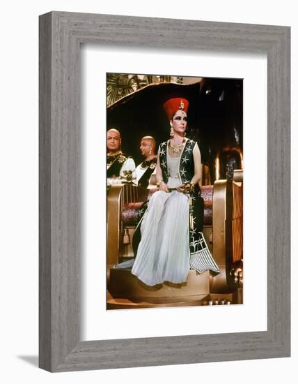 CLEOPATRA, 1963 directed by JOSEPH L. MANKIEWICZ Elizabeth Taylor (photo)-null-Framed Photo