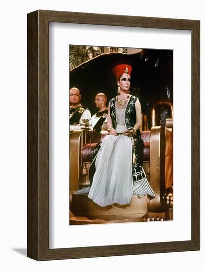 CLEOPATRA, 1963 directed by JOSEPH L. MANKIEWICZ Elizabeth Taylor (photo)-null-Framed Photo