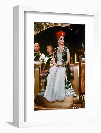 CLEOPATRA, 1963 directed by JOSEPH L. MANKIEWICZ Elizabeth Taylor (photo)-null-Framed Photo