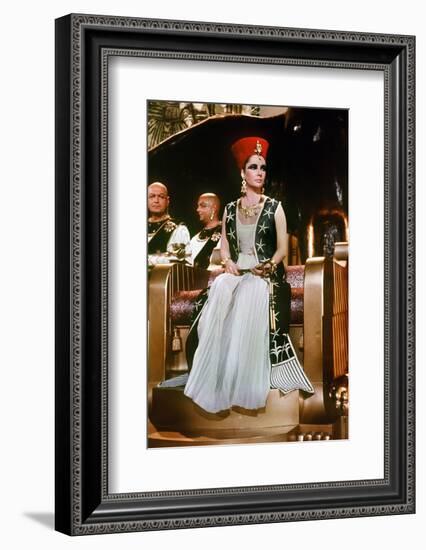 CLEOPATRA, 1963 directed by JOSEPH L. MANKIEWICZ Elizabeth Taylor (photo)-null-Framed Photo