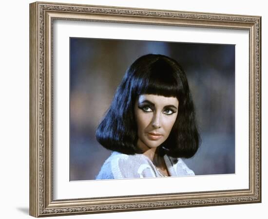 CLEOPATRA, 1963 directed by JOSEPH L. MANKIEWICZ Elizabeth Taylor (photo)-null-Framed Photo