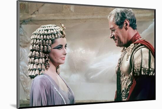 CLEOPATRA, 1963 directed by JOSEPH L. MANKIEWICZ Elizabeth Taylor / Rex Harrison (photo)-null-Mounted Photo