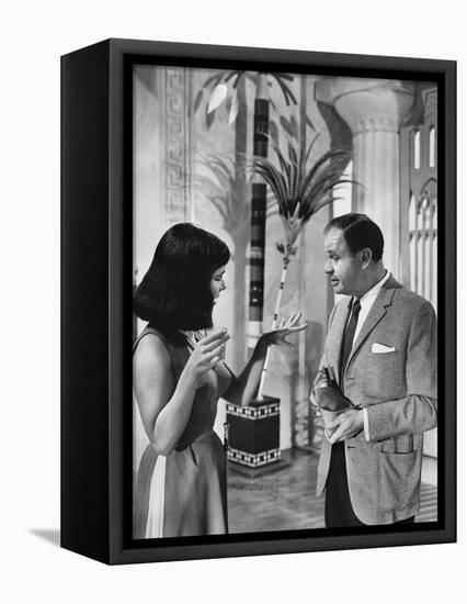 CLEOPATRA, 1963 directed by JOSEPH L. MANKIEWICZ On the set, Elizabeth Taylor and the director Jose-null-Framed Stretched Canvas