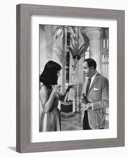 CLEOPATRA, 1963 directed by JOSEPH L. MANKIEWICZ On the set, Elizabeth Taylor and the director Jose-null-Framed Photo