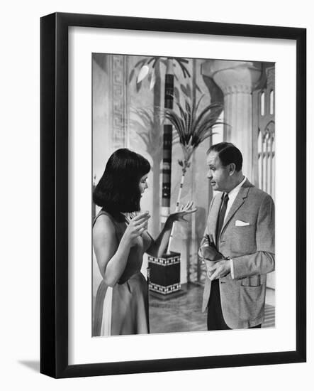 CLEOPATRA, 1963 directed by JOSEPH L. MANKIEWICZ On the set, Elizabeth Taylor and the director Jose-null-Framed Photo