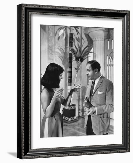 CLEOPATRA, 1963 directed by JOSEPH L. MANKIEWICZ On the set, Elizabeth Taylor and the director Jose-null-Framed Photo