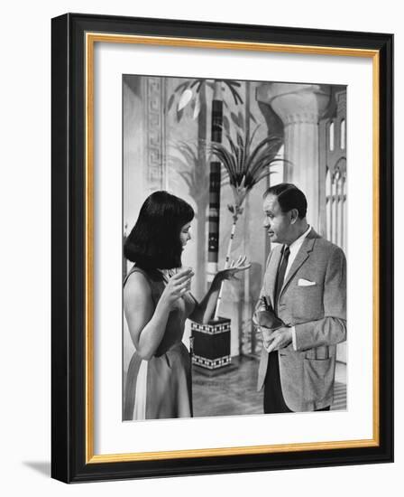 CLEOPATRA, 1963 directed by JOSEPH L. MANKIEWICZ On the set, Elizabeth Taylor and the director Jose-null-Framed Photo