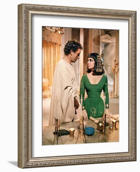 CLEOPATRA, 1963 directed by JOSEPH L. MANKIEWICZ Richard Burton and Elizabeth Taylor (photo)-null-Framed Photo