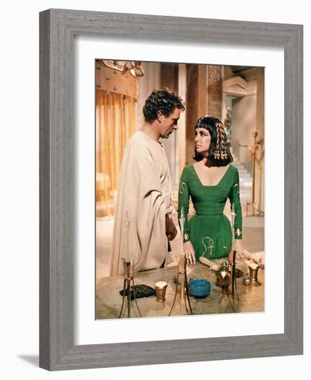 CLEOPATRA, 1963 directed by JOSEPH L. MANKIEWICZ Richard Burton and Elizabeth Taylor (photo)-null-Framed Photo