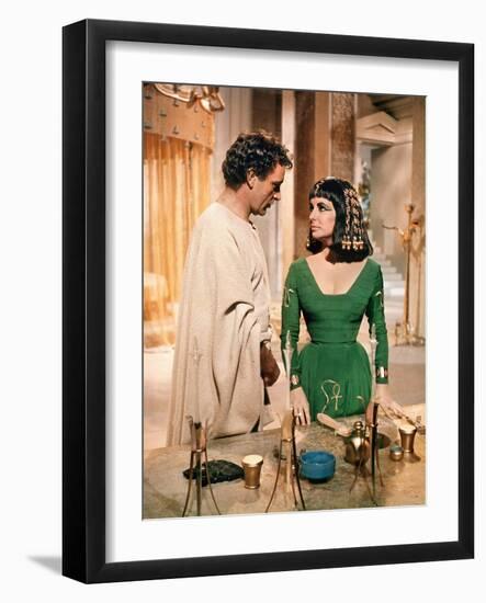 CLEOPATRA, 1963 directed by JOSEPH L. MANKIEWICZ Richard Burton and Elizabeth Taylor (photo)-null-Framed Photo