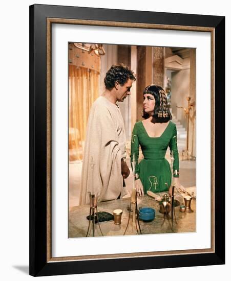 CLEOPATRA, 1963 directed by JOSEPH L. MANKIEWICZ Richard Burton and Elizabeth Taylor (photo)-null-Framed Photo