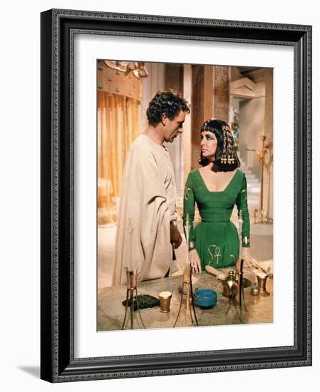CLEOPATRA, 1963 directed by JOSEPH L. MANKIEWICZ Richard Burton and Elizabeth Taylor (photo)-null-Framed Photo