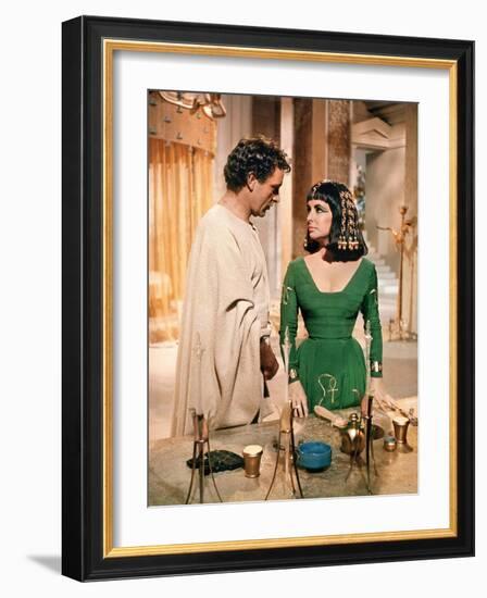 CLEOPATRA, 1963 directed by JOSEPH L. MANKIEWICZ Richard Burton and Elizabeth Taylor (photo)-null-Framed Photo