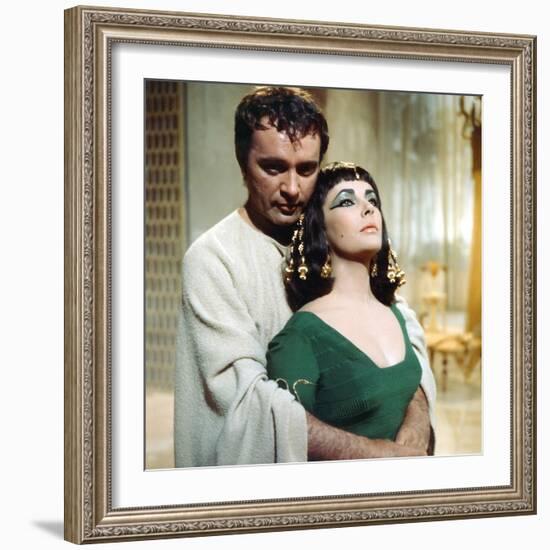 CLEOPATRA, 1963 directed by JOSEPH L. MANKIEWICZ Richard Burton / Elizabeth Taylor (photo)-null-Framed Photo