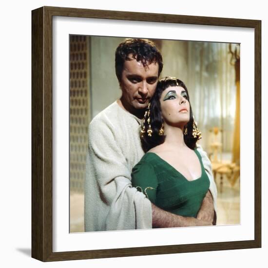 CLEOPATRA, 1963 directed by JOSEPH L. MANKIEWICZ Richard Burton / Elizabeth Taylor (photo)-null-Framed Photo