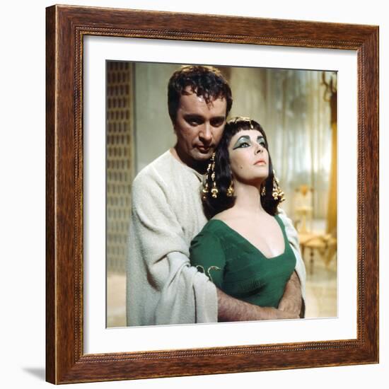 CLEOPATRA, 1963 directed by JOSEPH L. MANKIEWICZ Richard Burton / Elizabeth Taylor (photo)-null-Framed Photo