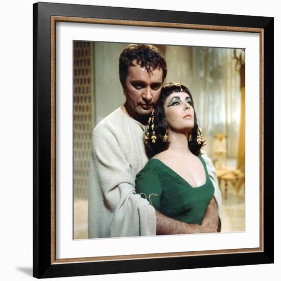 CLEOPATRA, 1963 directed by JOSEPH L. MANKIEWICZ Richard Burton / Elizabeth Taylor (photo)-null-Framed Photo