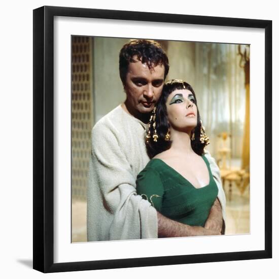 CLEOPATRA, 1963 directed by JOSEPH L. MANKIEWICZ Richard Burton / Elizabeth Taylor (photo)-null-Framed Photo