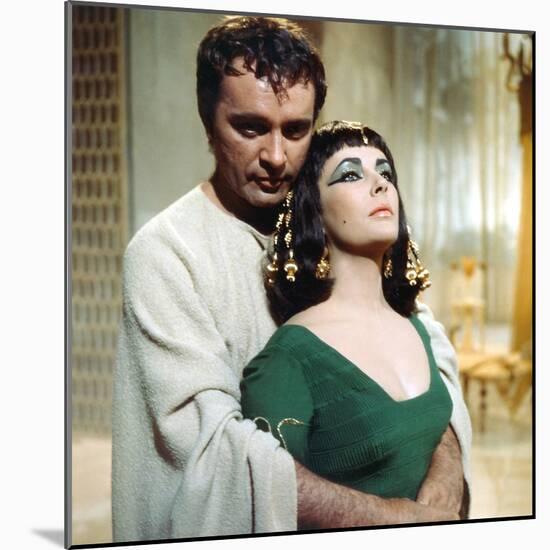 CLEOPATRA, 1963 directed by JOSEPH L. MANKIEWICZ Richard Burton / Elizabeth Taylor (photo)-null-Mounted Photo