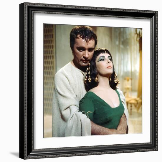 CLEOPATRA, 1963 directed by JOSEPH L. MANKIEWICZ Richard Burton / Elizabeth Taylor (photo)-null-Framed Photo